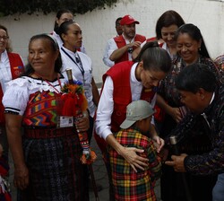 Doña Letizia junto ciudadanos de San José Chacayá